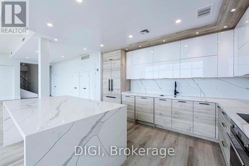 Ph5 - 400 Walmer Road, Toronto (Forest Hill South), ON - Indoor Photo Showing Kitchen With Upgraded Kitchen