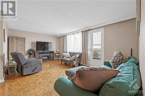 3100 Carling Avenue Unit#811, Ottawa, ON - Indoor Photo Showing Living Room