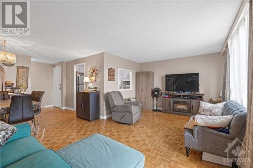 3100 Carling Avenue Unit#811, Ottawa, ON - Indoor Photo Showing Living Room