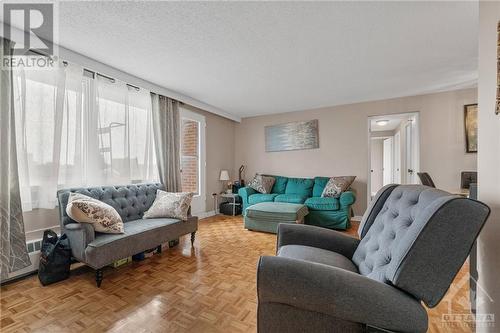 3100 Carling Avenue Unit#811, Ottawa, ON - Indoor Photo Showing Living Room