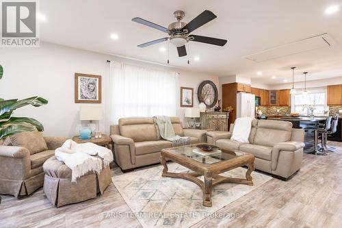 882 Kennedy Road, Innisfil, ON - Indoor Photo Showing Living Room