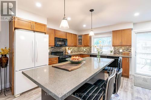 882 Kennedy Road, Innisfil (Alcona), ON - Indoor Photo Showing Kitchen