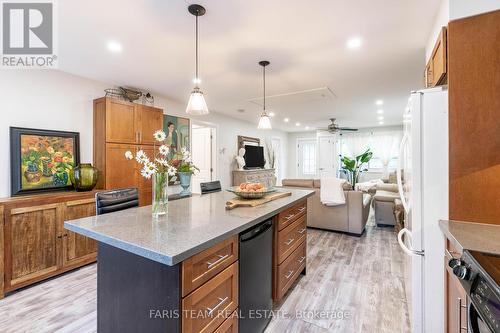 882 Kennedy Road, Innisfil, ON - Indoor Photo Showing Kitchen With Upgraded Kitchen