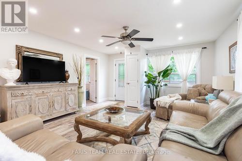 882 Kennedy Road, Innisfil, ON - Indoor Photo Showing Living Room