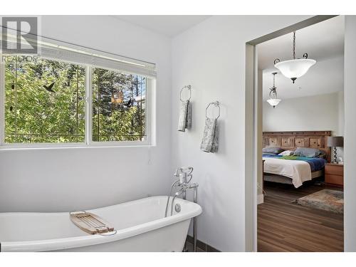 630 Green Road, Canal Flats, BC - Indoor Photo Showing Bathroom