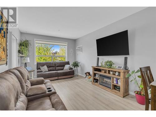 778 Rutland Road N Unit# 206, Kelowna, BC - Indoor Photo Showing Living Room