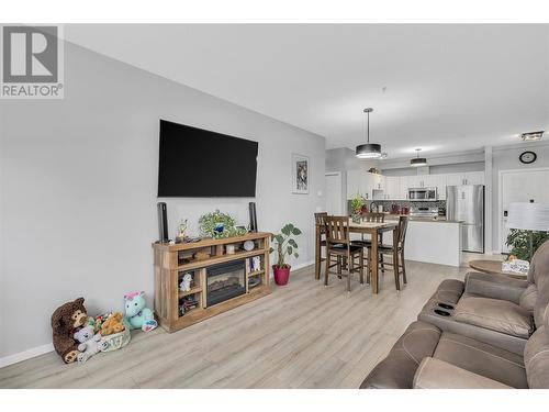 778 Rutland Road N Unit# 206, Kelowna, BC - Indoor Photo Showing Living Room