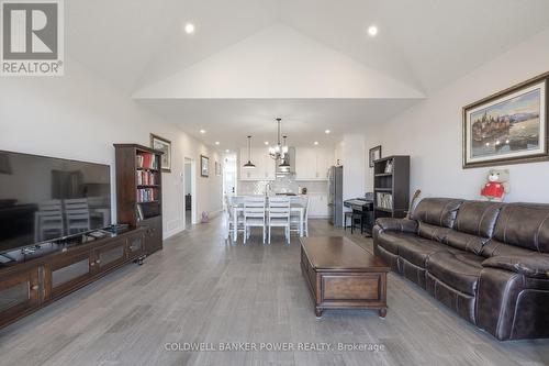 290B Nancy Street, Dutton/Dunwich (Dutton), ON - Indoor Photo Showing Living Room