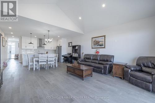 290B Nancy Street, Dutton/Dunwich (Dutton), ON - Indoor Photo Showing Living Room