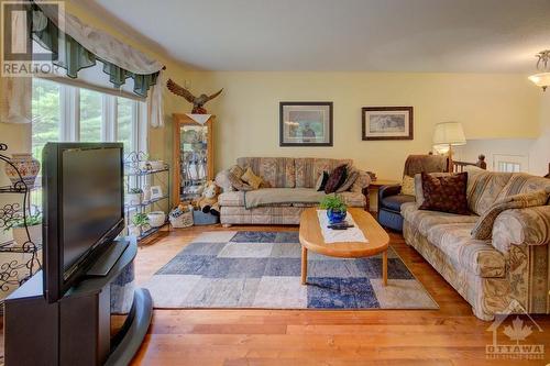 106 Archie Street, Woodlawn, ON - Indoor Photo Showing Living Room