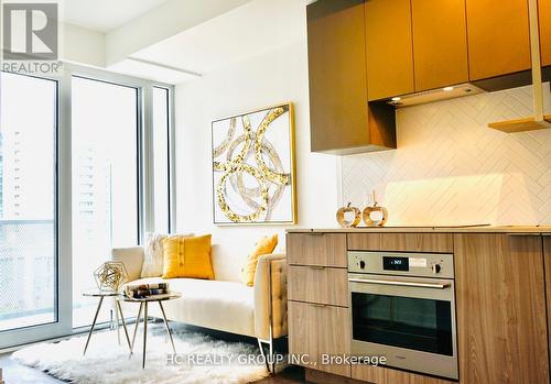 605 - 15 Holmes Avenue N, Toronto, ON - Indoor Photo Showing Kitchen