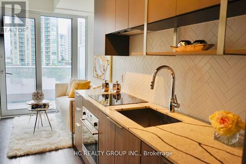 605 - 15 Holmes Avenue N, Toronto, ON - Indoor Photo Showing Kitchen