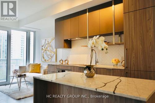 605 - 15 Holmes Avenue N, Toronto, ON - Indoor Photo Showing Kitchen