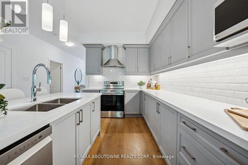 5691 Churchs Lane, Niagara Falls, ON - Indoor Photo Showing Kitchen With Double Sink With Upgraded Kitchen