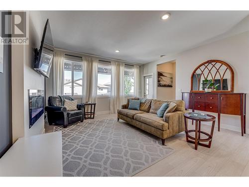 933 Mt. Robson Place Unit# 15, Vernon, BC - Indoor Photo Showing Living Room