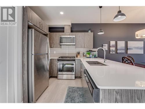 933 Mt. Robson Place Unit# 15, Vernon, BC - Indoor Photo Showing Kitchen With Stainless Steel Kitchen With Double Sink With Upgraded Kitchen