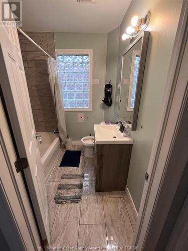 747 Partington, Windsor, ON - Indoor Photo Showing Bathroom