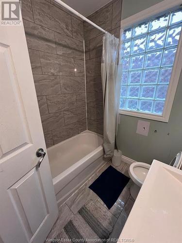 747 Partington, Windsor, ON - Indoor Photo Showing Bathroom