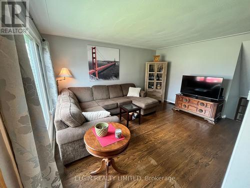 37 Aldborough Avenue, St. Thomas, ON - Indoor Photo Showing Living Room