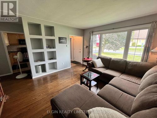 37 Aldborough Avenue, St. Thomas, ON - Indoor Photo Showing Living Room