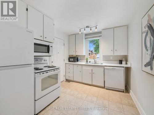 25 Pharmacy Avenue, Toronto (Oakridge), ON - Indoor Photo Showing Kitchen