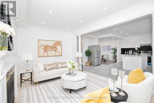 27 Alpine Crescent, Richmond Hill, ON - Indoor Photo Showing Living Room