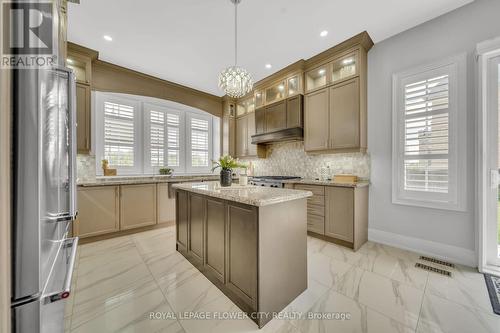 9 Balloon Crescent, Brampton (Toronto Gore Rural Estate), ON - Indoor Photo Showing Kitchen With Upgraded Kitchen