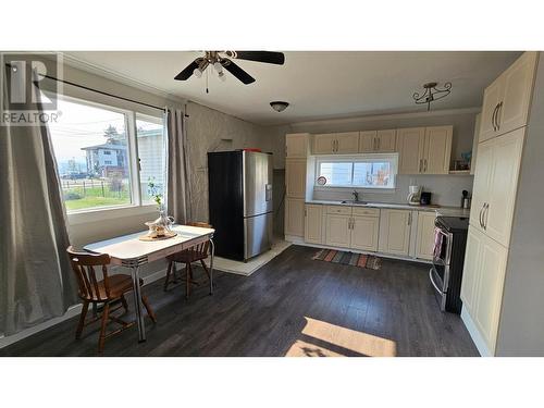 537 Hurry  Nw Avenue, Cranbrook, BC - Indoor Photo Showing Kitchen