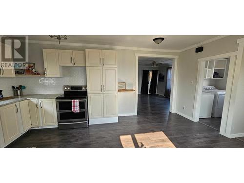 537 Hurry  Nw Avenue, Cranbrook, BC - Indoor Photo Showing Kitchen