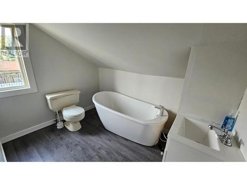 537 Hurry  Nw Avenue, Cranbrook, BC - Indoor Photo Showing Bathroom