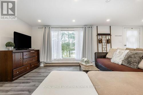 1221 River Road E, Wasaga Beach, ON - Indoor Photo Showing Living Room