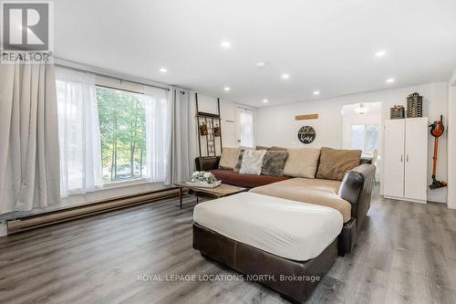 1221 River Road E, Wasaga Beach, ON - Indoor Photo Showing Living Room