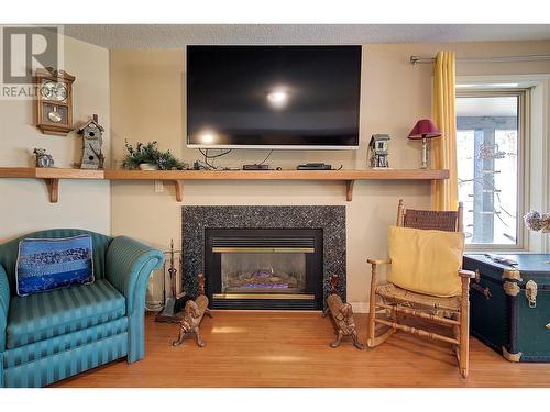 4074 Gellatly Road Unit# 126, West Kelowna, BC - Indoor Photo Showing Living Room With Fireplace