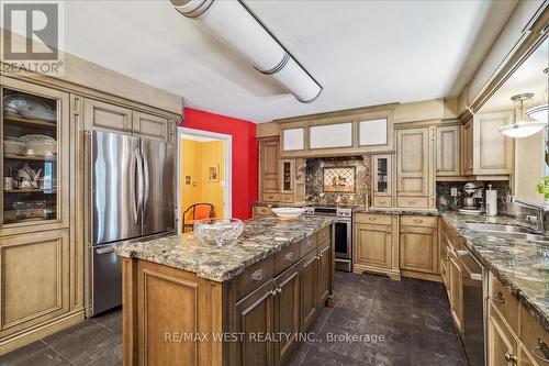 190 Sandys Drive, Vaughan, ON - Indoor Photo Showing Kitchen With Double Sink With Upgraded Kitchen