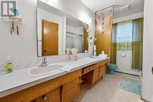 233 R Avenue N, Saskatoon, SK - Indoor Photo Showing Bathroom