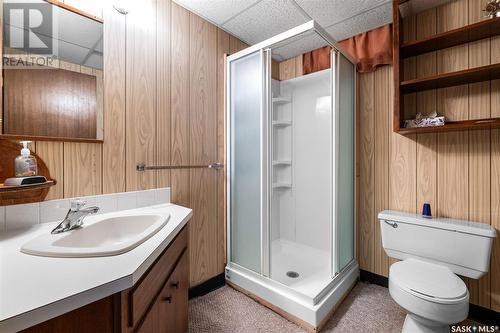 233 R Avenue N, Saskatoon, SK - Indoor Photo Showing Bathroom