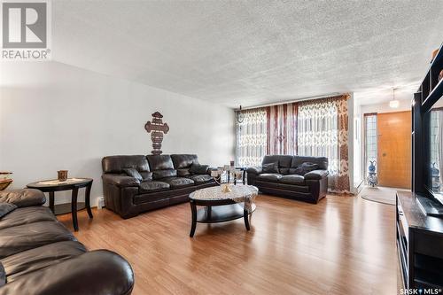 233 R Avenue N, Saskatoon, SK - Indoor Photo Showing Living Room