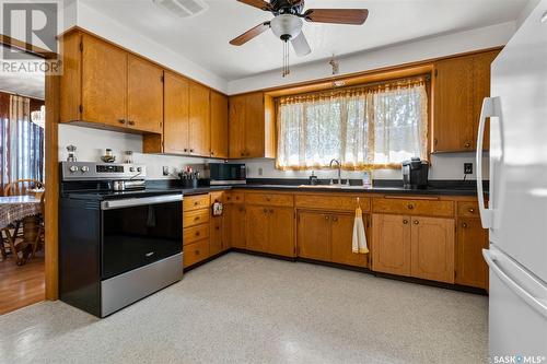 233 R Avenue N, Saskatoon, SK - Indoor Photo Showing Kitchen