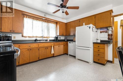 233 R Avenue N, Saskatoon, SK - Indoor Photo Showing Kitchen