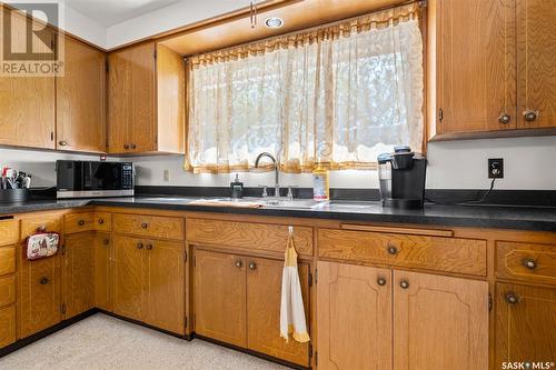 233 R Avenue N, Saskatoon, SK - Indoor Photo Showing Kitchen