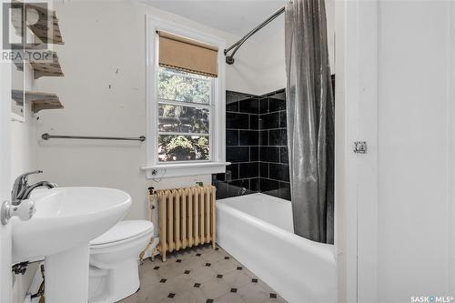 1207 Elliott Street, Saskatoon, SK - Indoor Photo Showing Bathroom