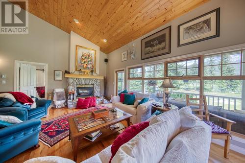 5090 Riverside  Drive, Fairmont Hot Springs, BC - Indoor Photo Showing Living Room With Fireplace