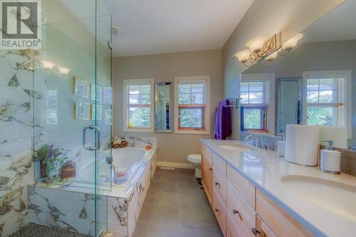 5090 Riverside  Drive, Fairmont Hot Springs, BC - Indoor Photo Showing Bathroom