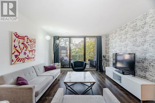 607 - 350 Lonsdale Road, Toronto (Forest Hill South), ON - Indoor Photo Showing Living Room