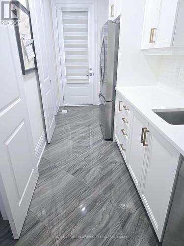 28 Heathcote Road, Vaughan (Vellore Village), ON - Indoor Photo Showing Kitchen