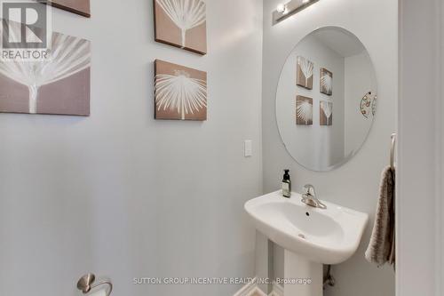 24 Sasco Way, Essa, ON - Indoor Photo Showing Bathroom