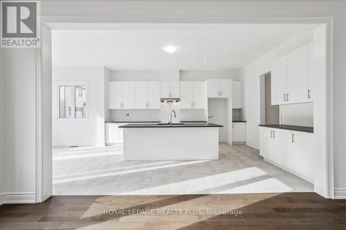 1364 Hydrangea Gardens, Oakville, ON - Indoor Photo Showing Kitchen