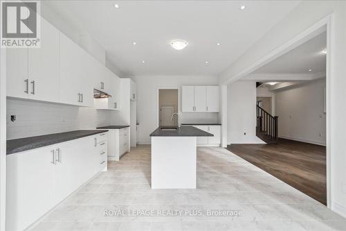 1364 Hydrangea Gardens, Oakville, ON - Indoor Photo Showing Kitchen