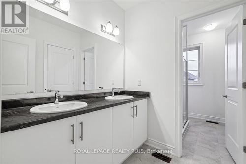 1364 Hydrangea Gardens, Oakville, ON - Indoor Photo Showing Bathroom