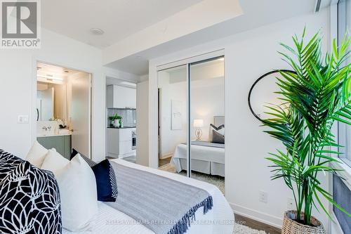 1604 - 100 Harbour Street, Toronto (Waterfront Communities), ON - Indoor Photo Showing Bedroom